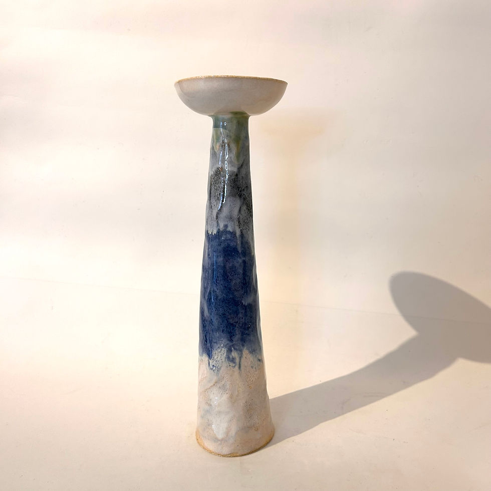 Miniatyrbilde: Høy hvit og blå lysestake