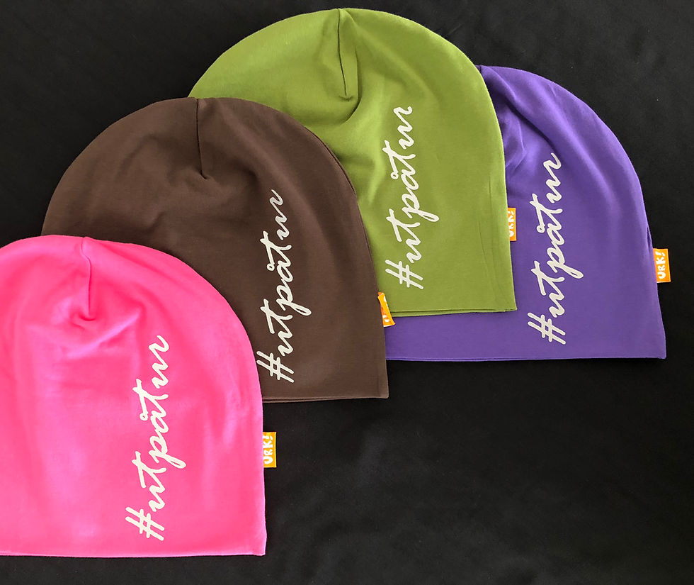 Lue med #utpåtur trykket i refleks. De finnes i flere størrelser, disse er str Large. Håndlaget.