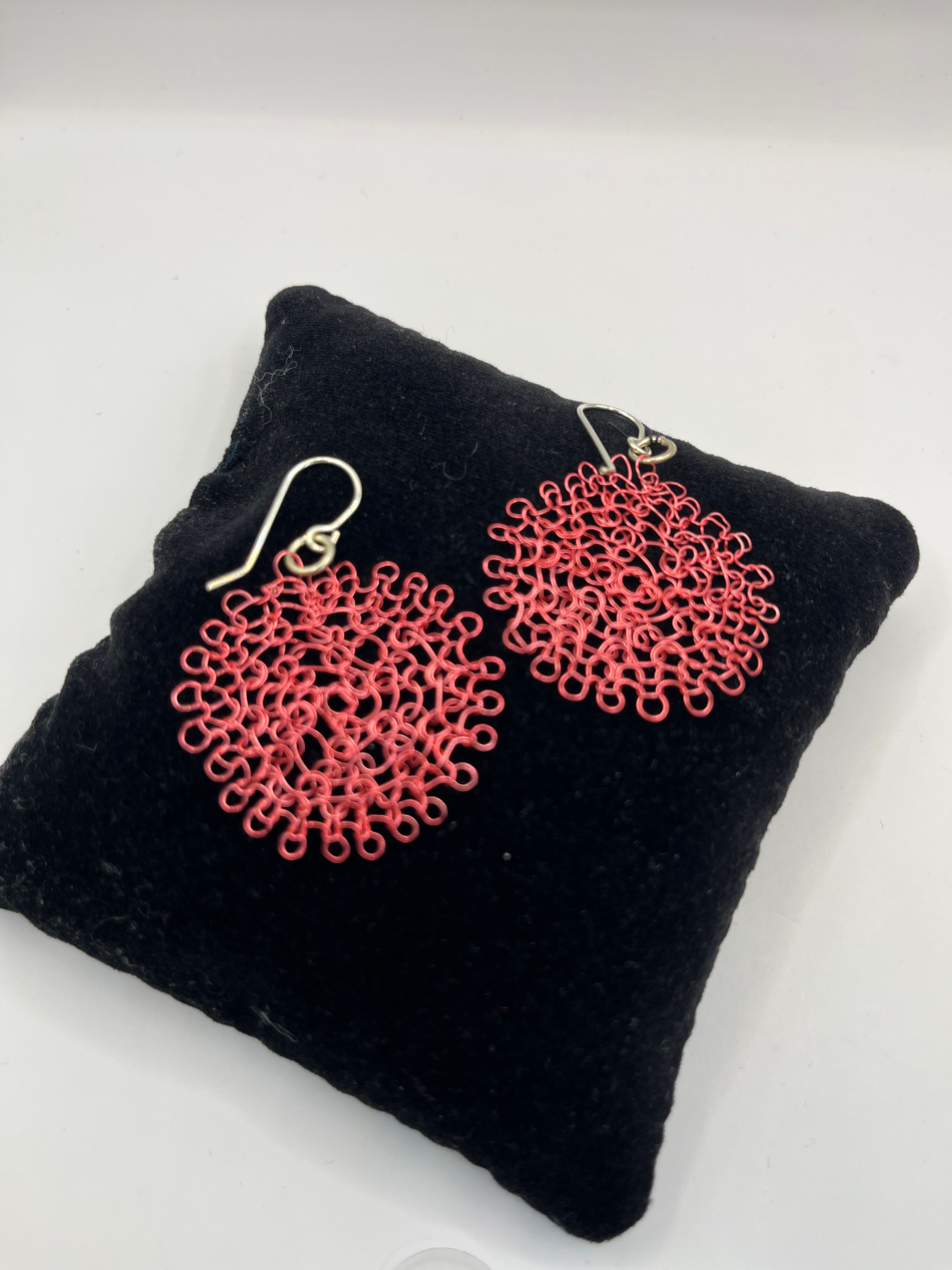 Heklet ørepynt i rosa kobbertråd