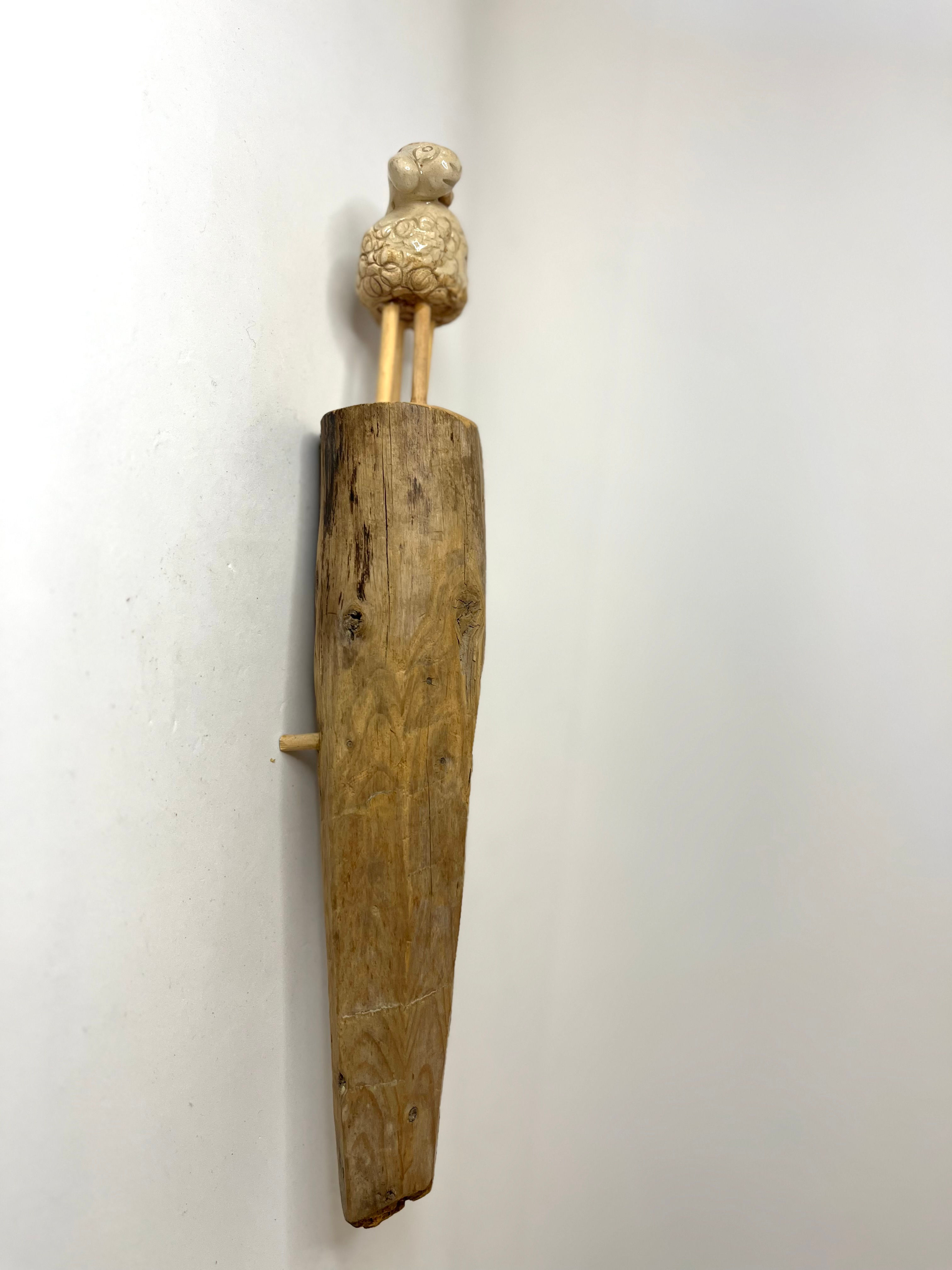 Sau på staur til å henge på vegg