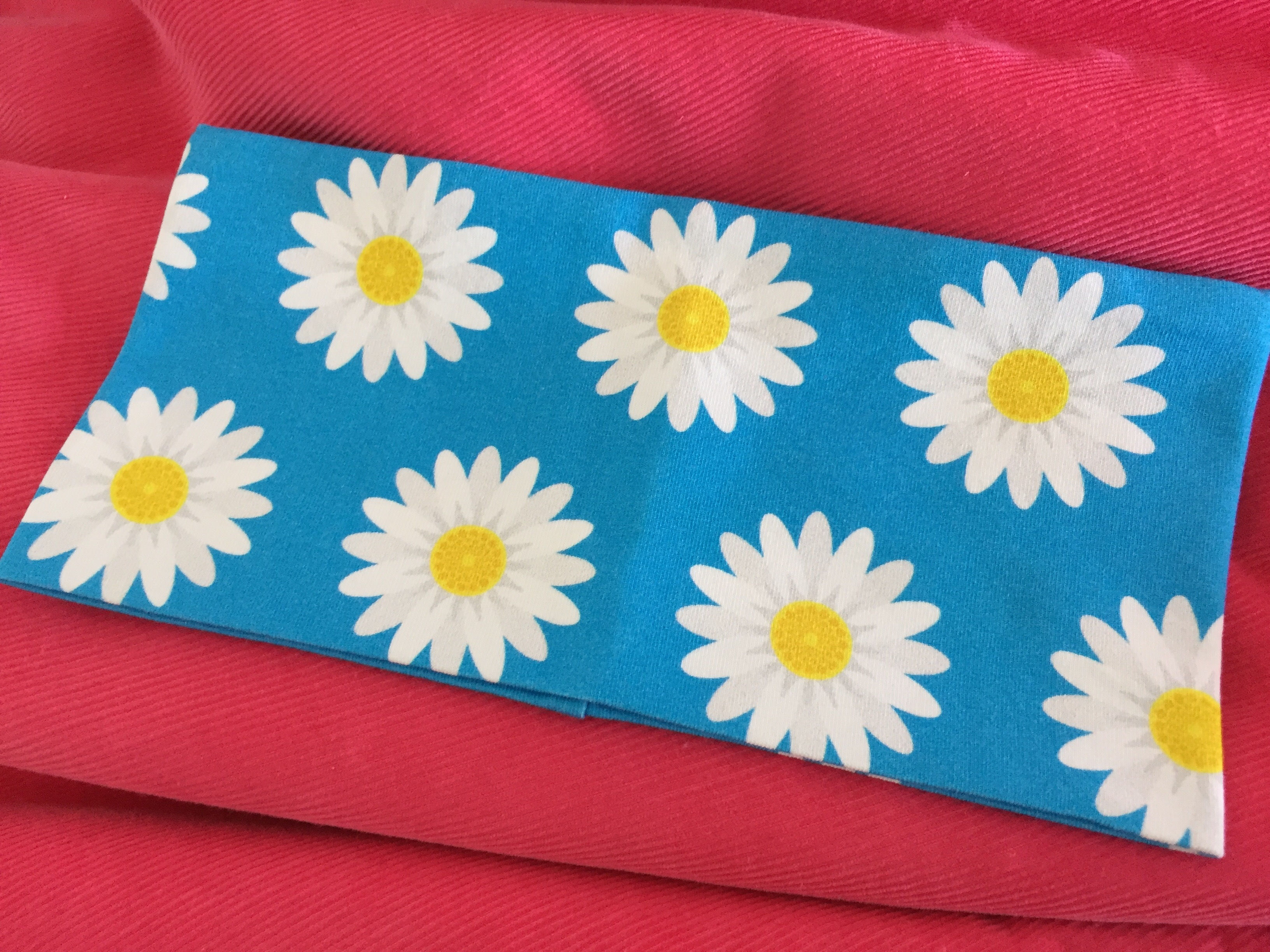 Blått pannebånd med prestekrager. Unike, fargerike barneklær og luer håndlaget av Urk!