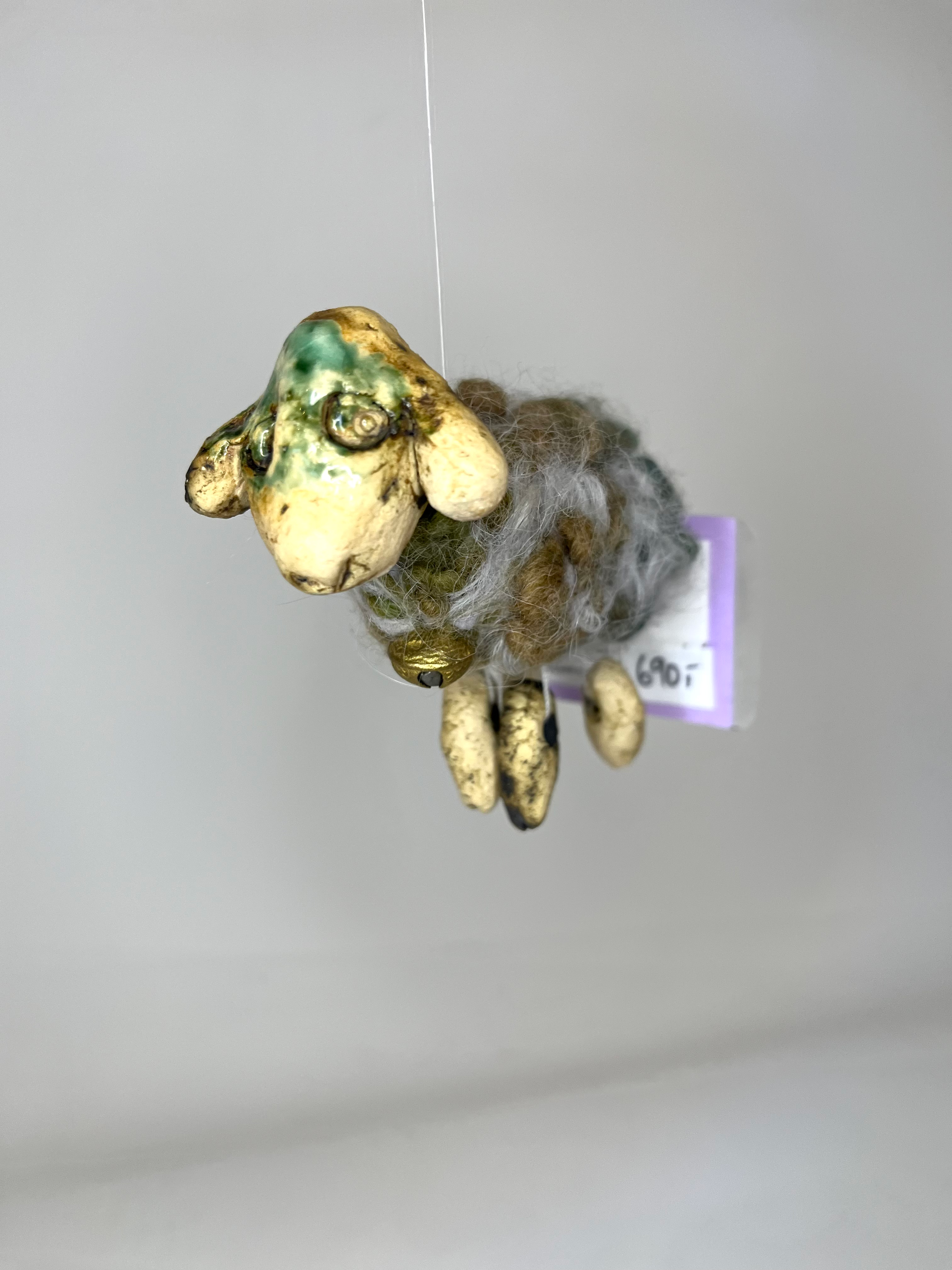 Sau med grågrønn kropp til å henge i vinduet