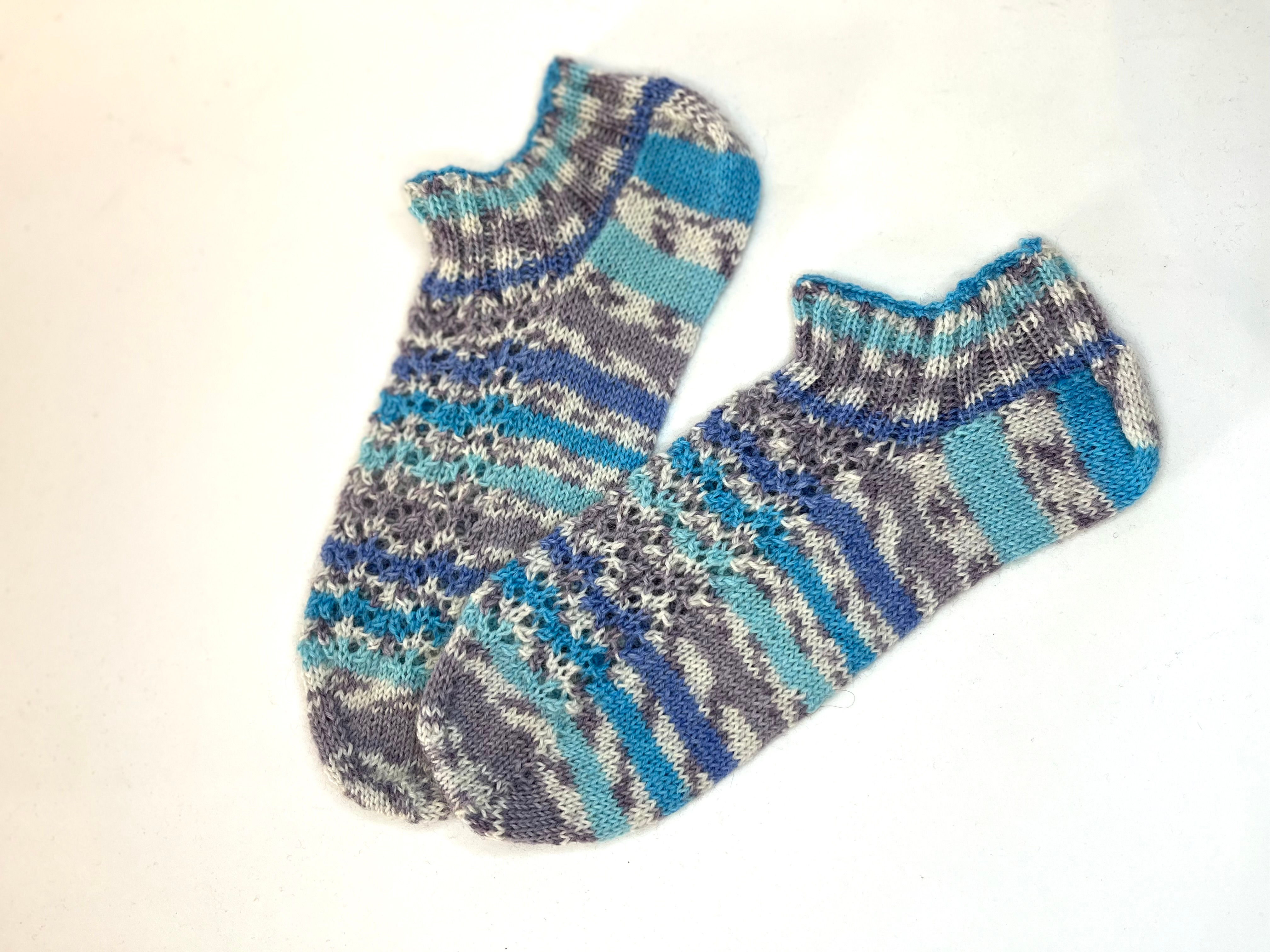 Strikkede halvsokker i blått, hvitt og lilla