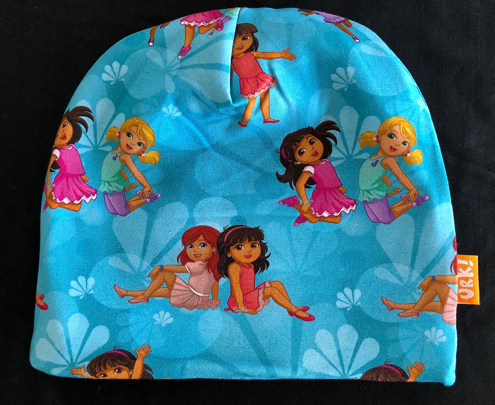 Barnelue sydd av stoff med Dora, foret med fleece. Varm, unik og fargerik. Håndlaget av Urk!