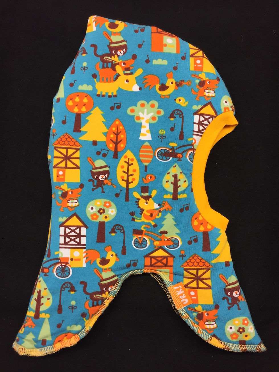 Fargerik balaklava / balaclava / halslue foret med teddystoff. Håndlaget av Urk!