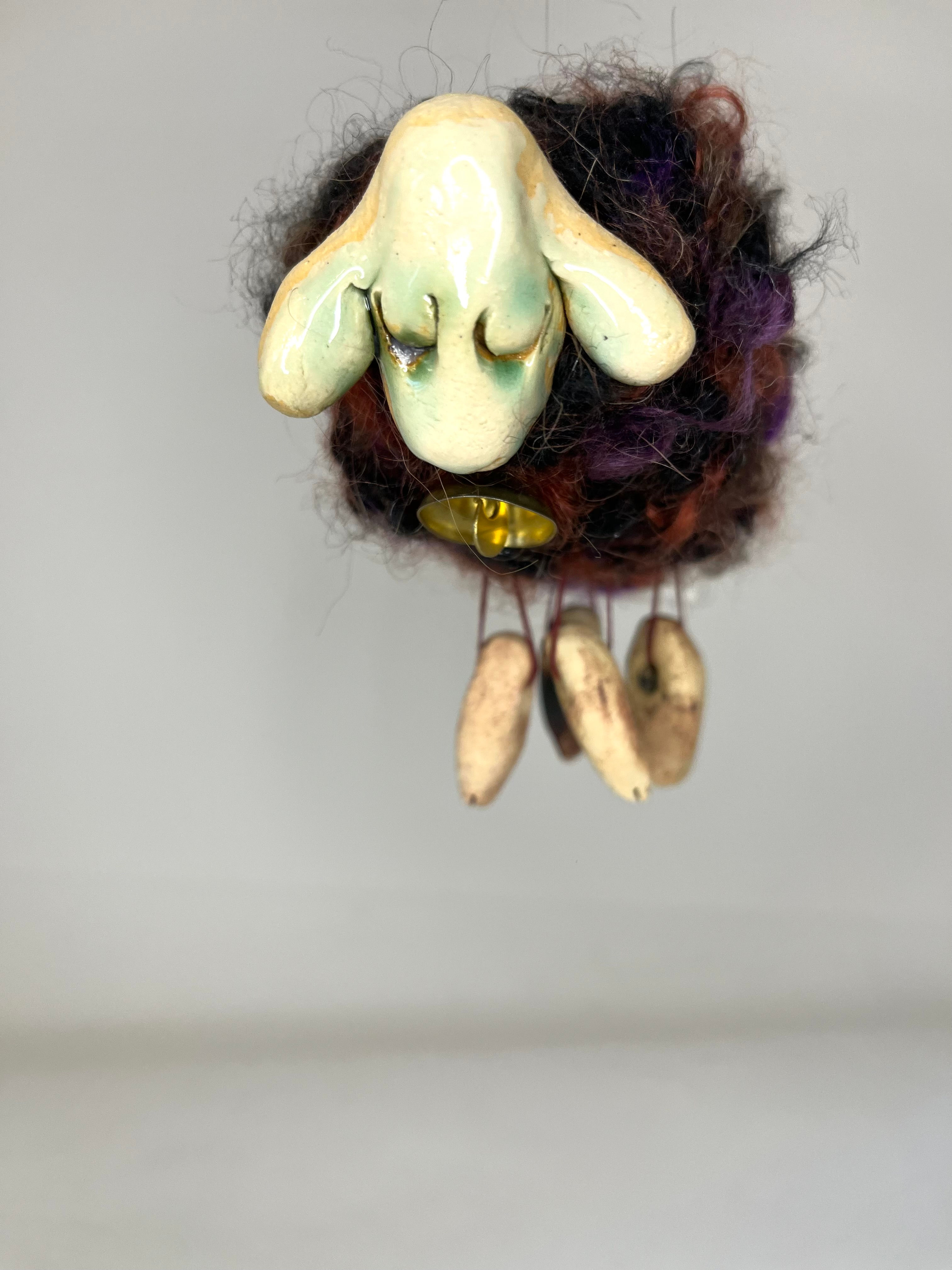 Sau i lilla og brune toner til å henge i vinduet