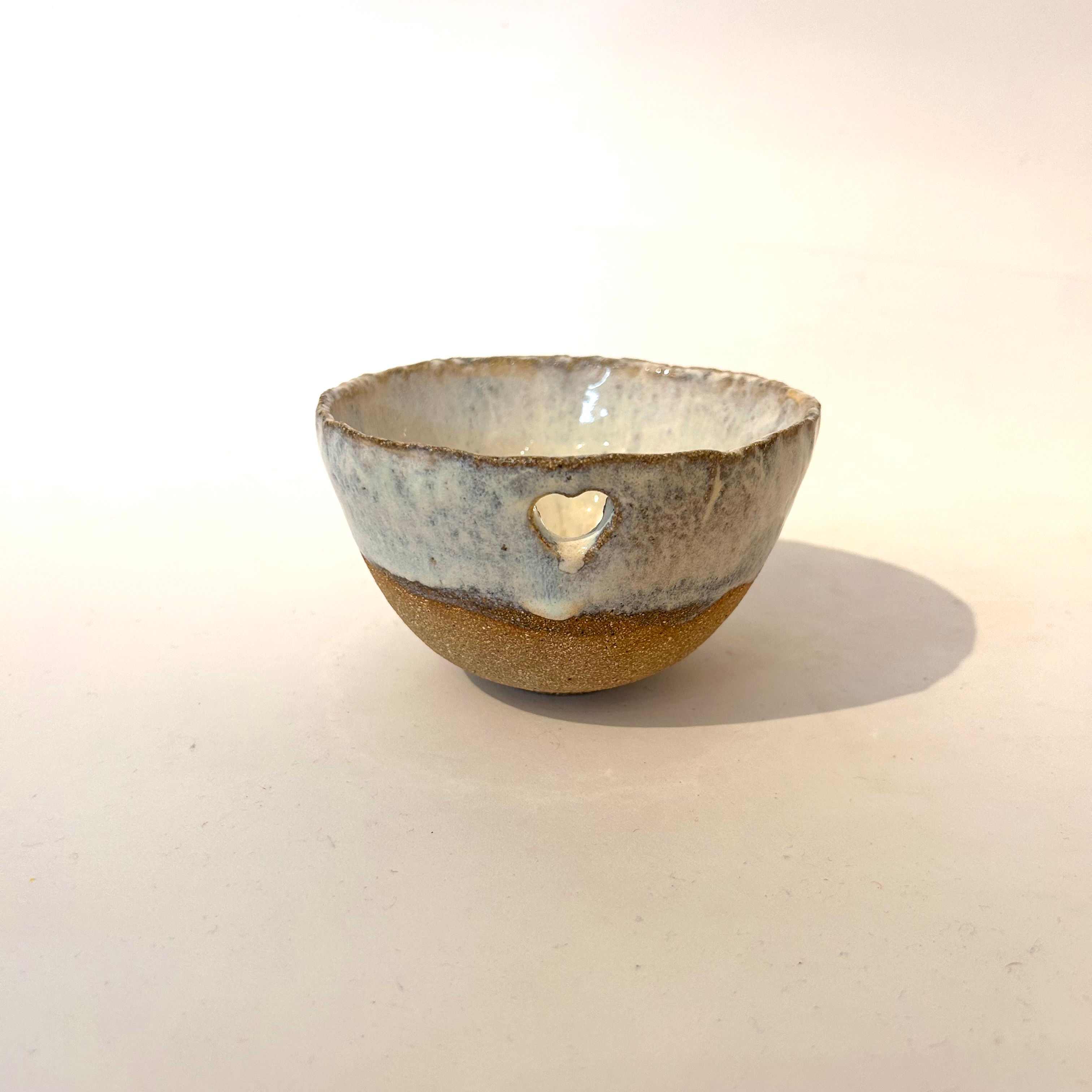 Lys keramikkskål med hjerteformet hull