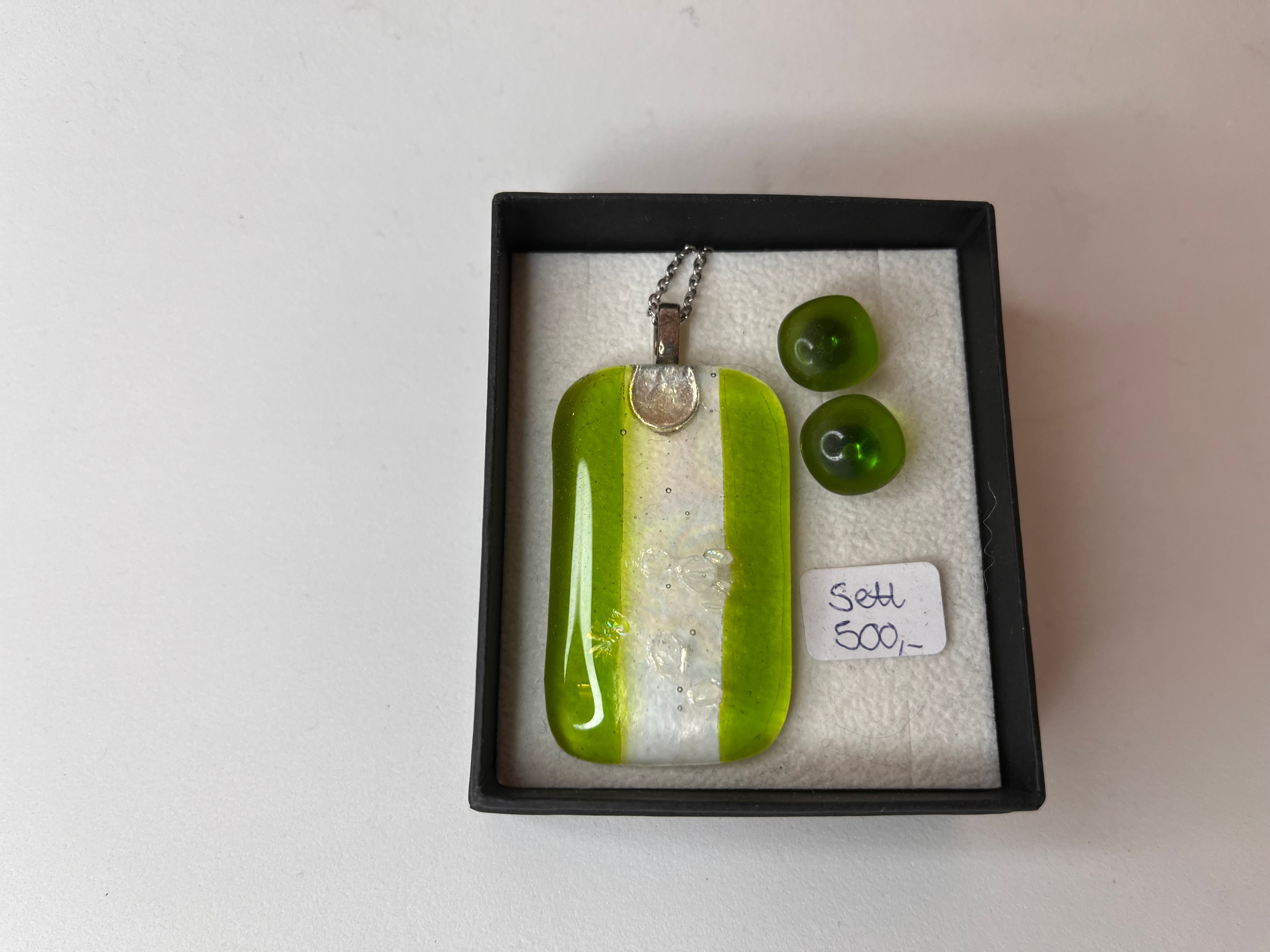 Sett med smykke og ørepynt - grønt og klart glass
