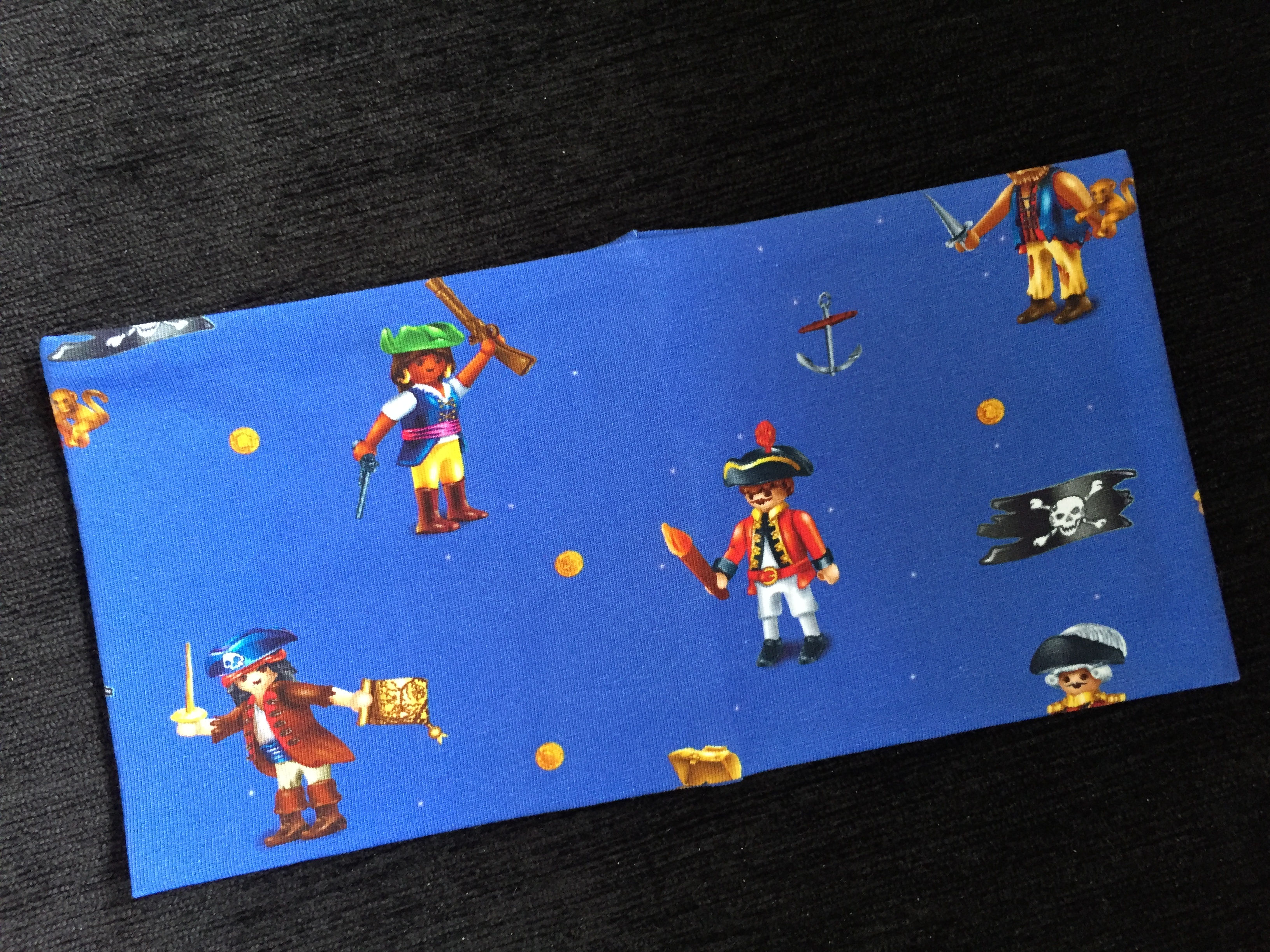 Blått pannebånd med sjørøvere. Unike, fargerike barneklær og luer håndlaget av Urk!