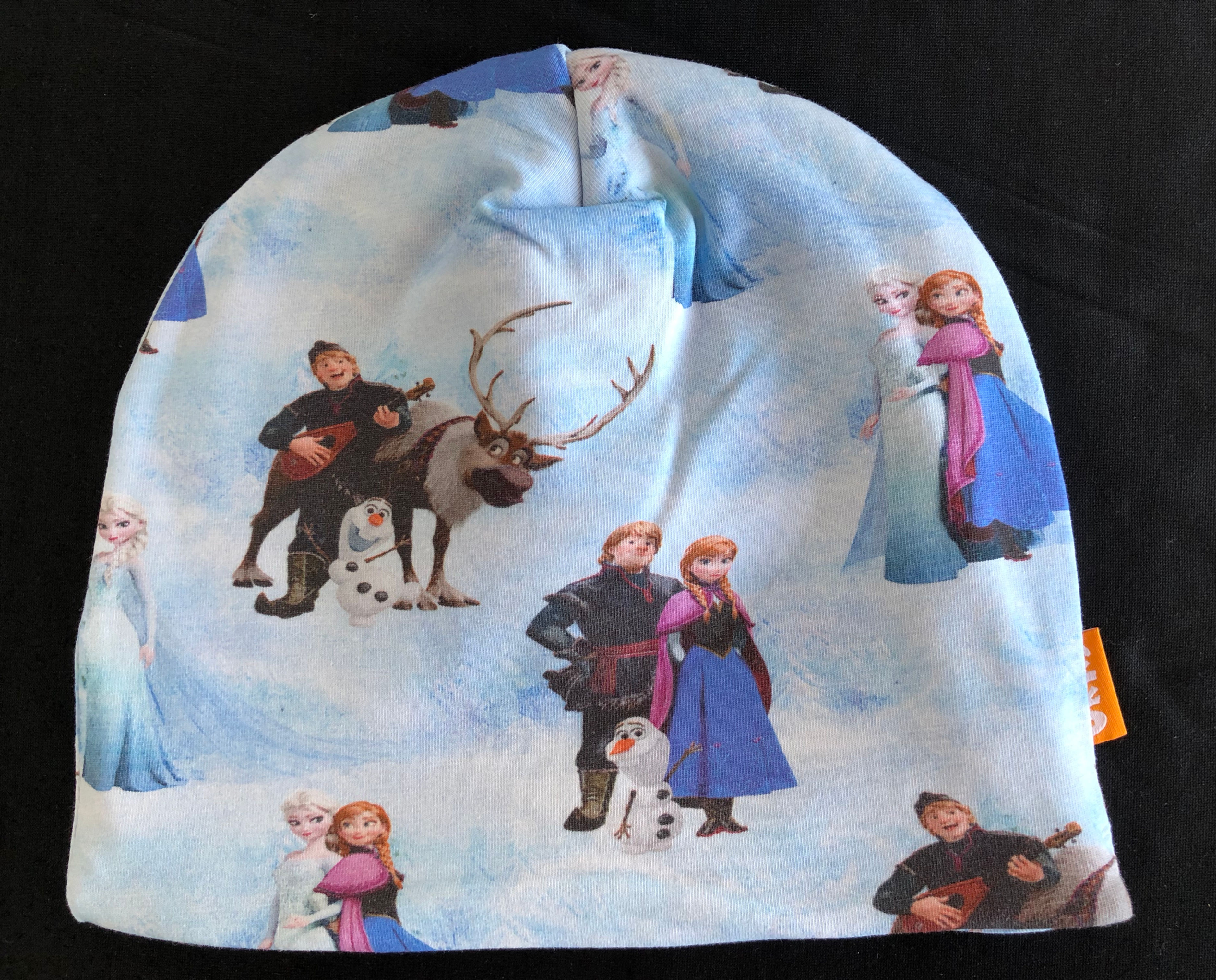 Barnelue av stoff med Frostfigurer, foret med fleece. Varm, fargerik og unik. Håndlaget av Urk!