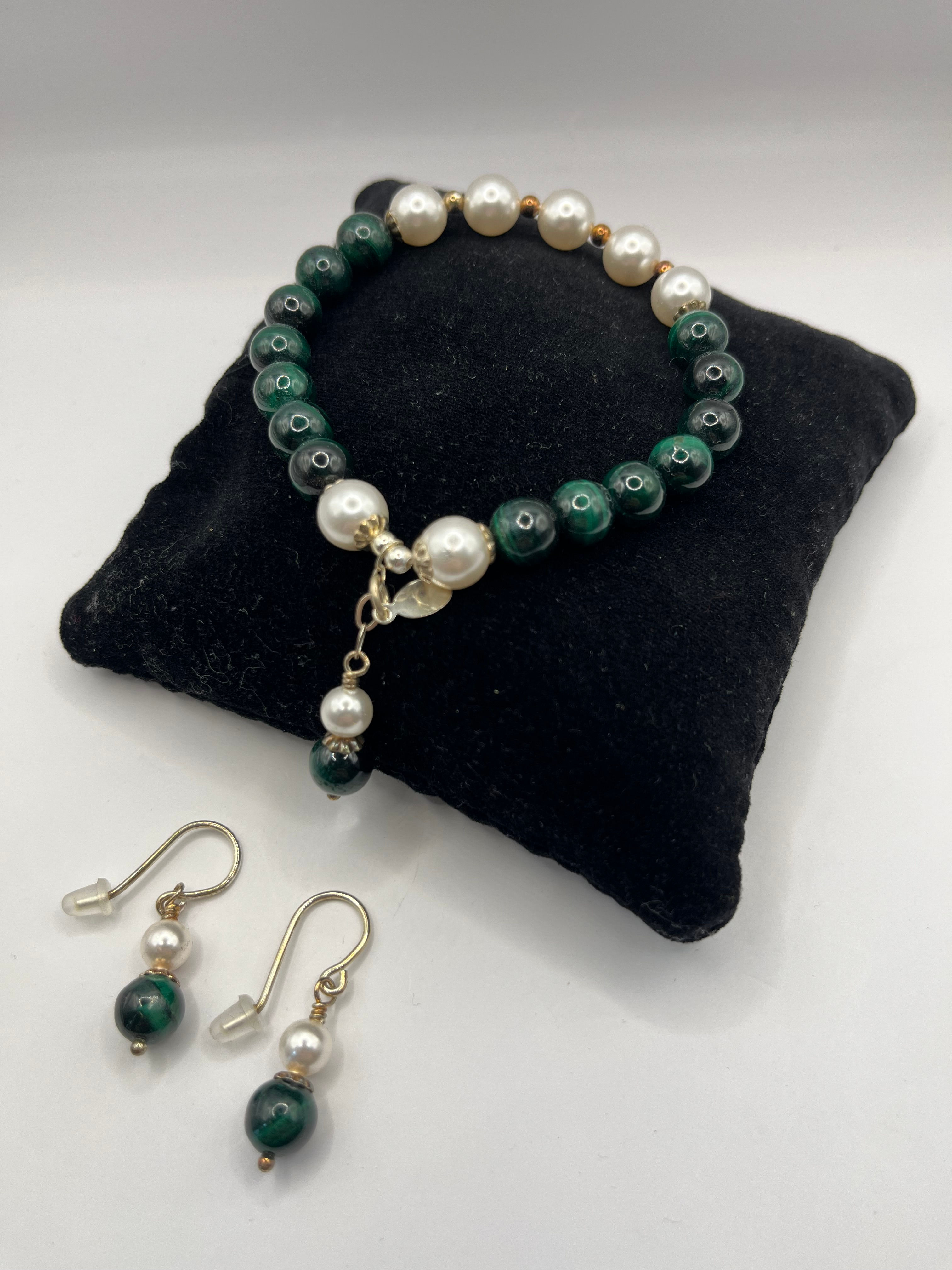 Sett med armbånd og ørepynt - malakitt og perler