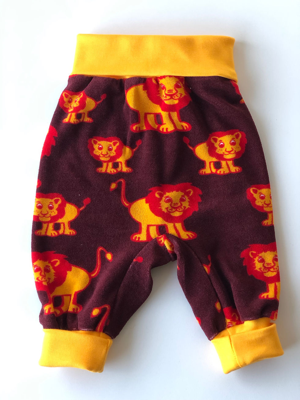 Romslig bukse til barn og baby. Bukse med plass til bleierumpe. Bukse med løver.