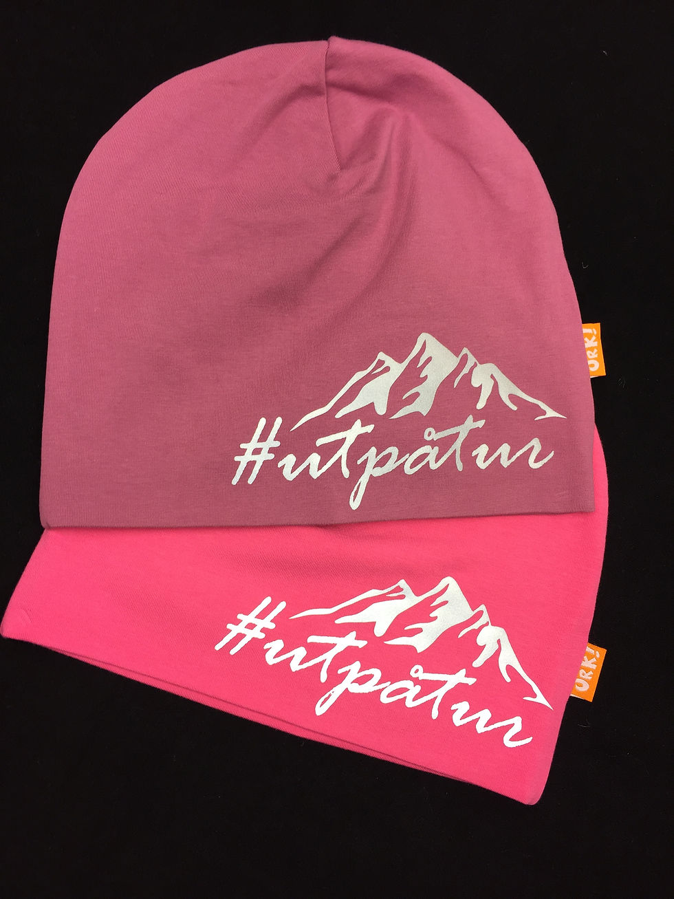 Lue med refleks #utpåtur. Størrelse Small, finnes i flere størrelser og med andre trykk. Håndlaget #reflekstrykk