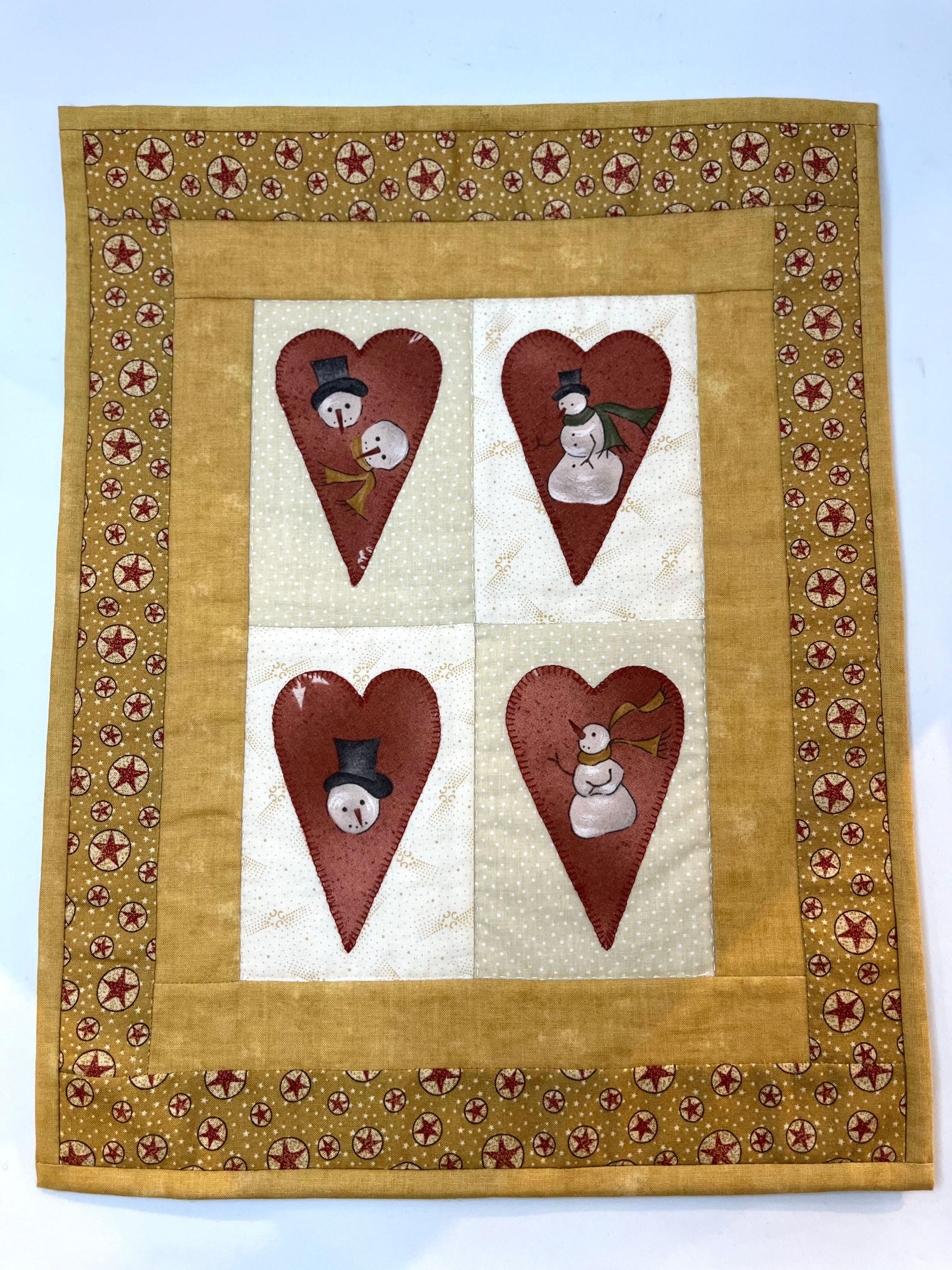 Brikke med hjerter og snømenn