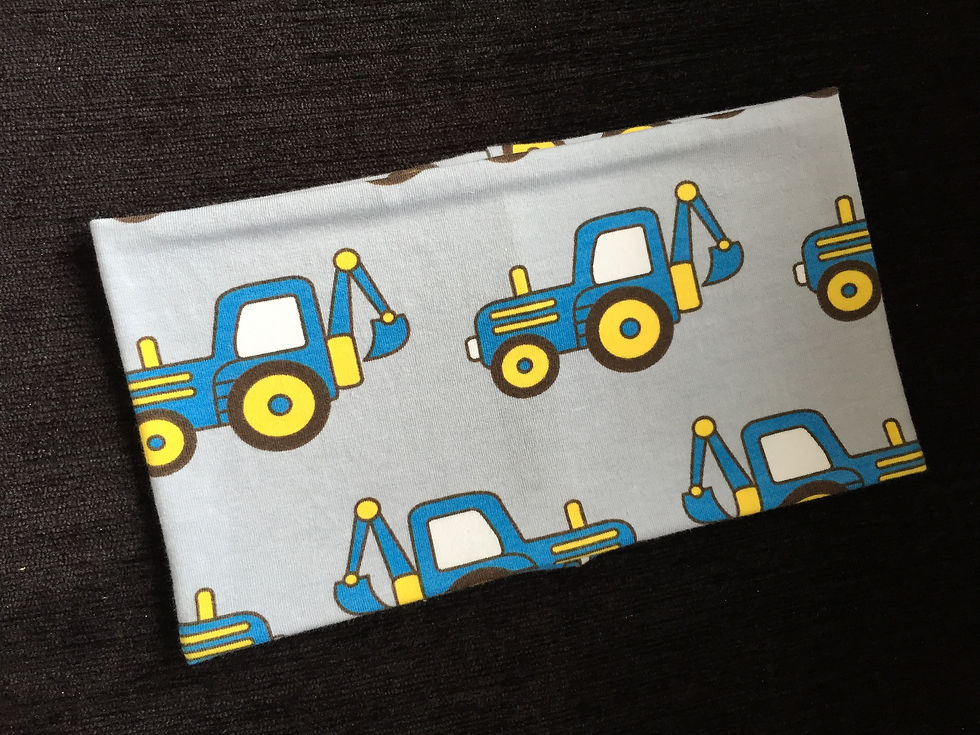 Grått pannebånd med traktor. Unike, fargerike barneklær og luer håndlaget av Urk!