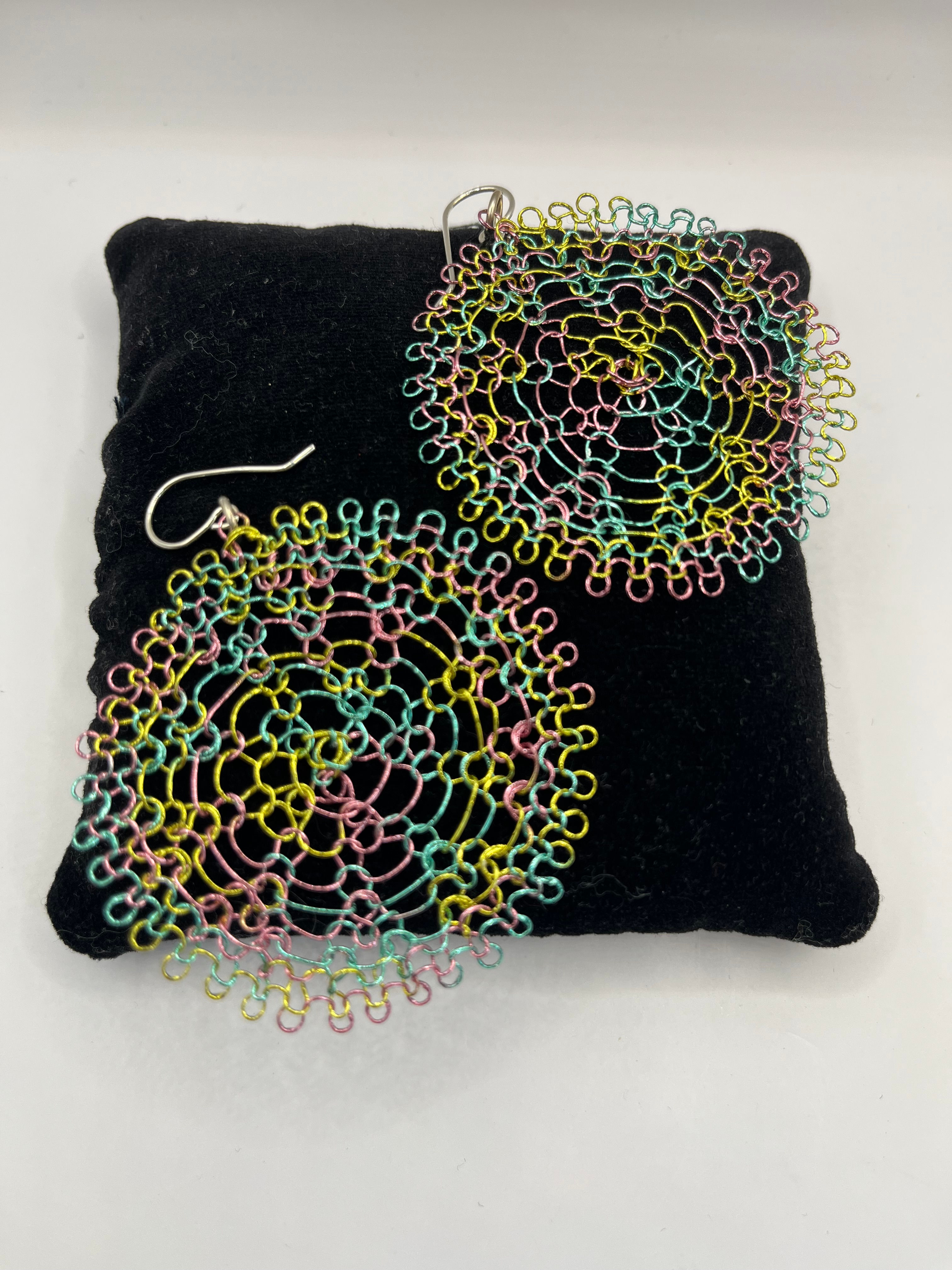 Heklet ørepynt i flerfarget kobbertråd