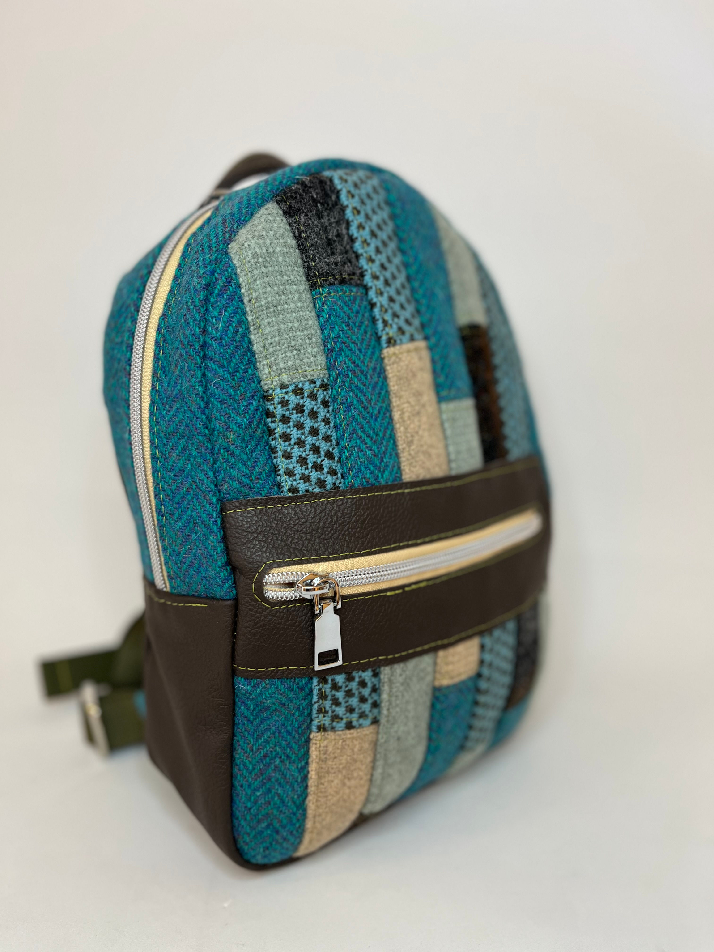 Ryggsekk av tweed og brunt skinn