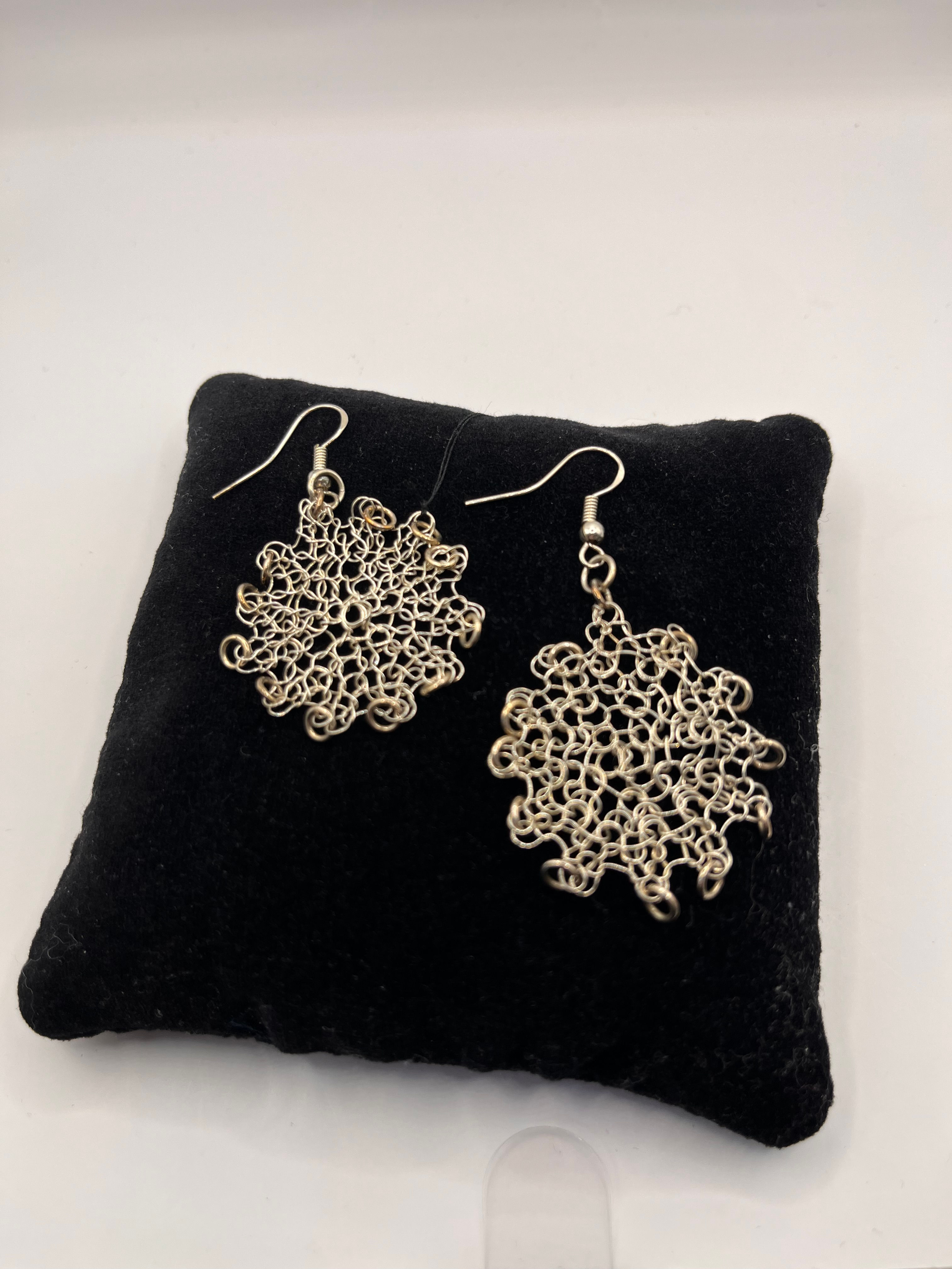 Heklet ørepynt i sølv med ringer