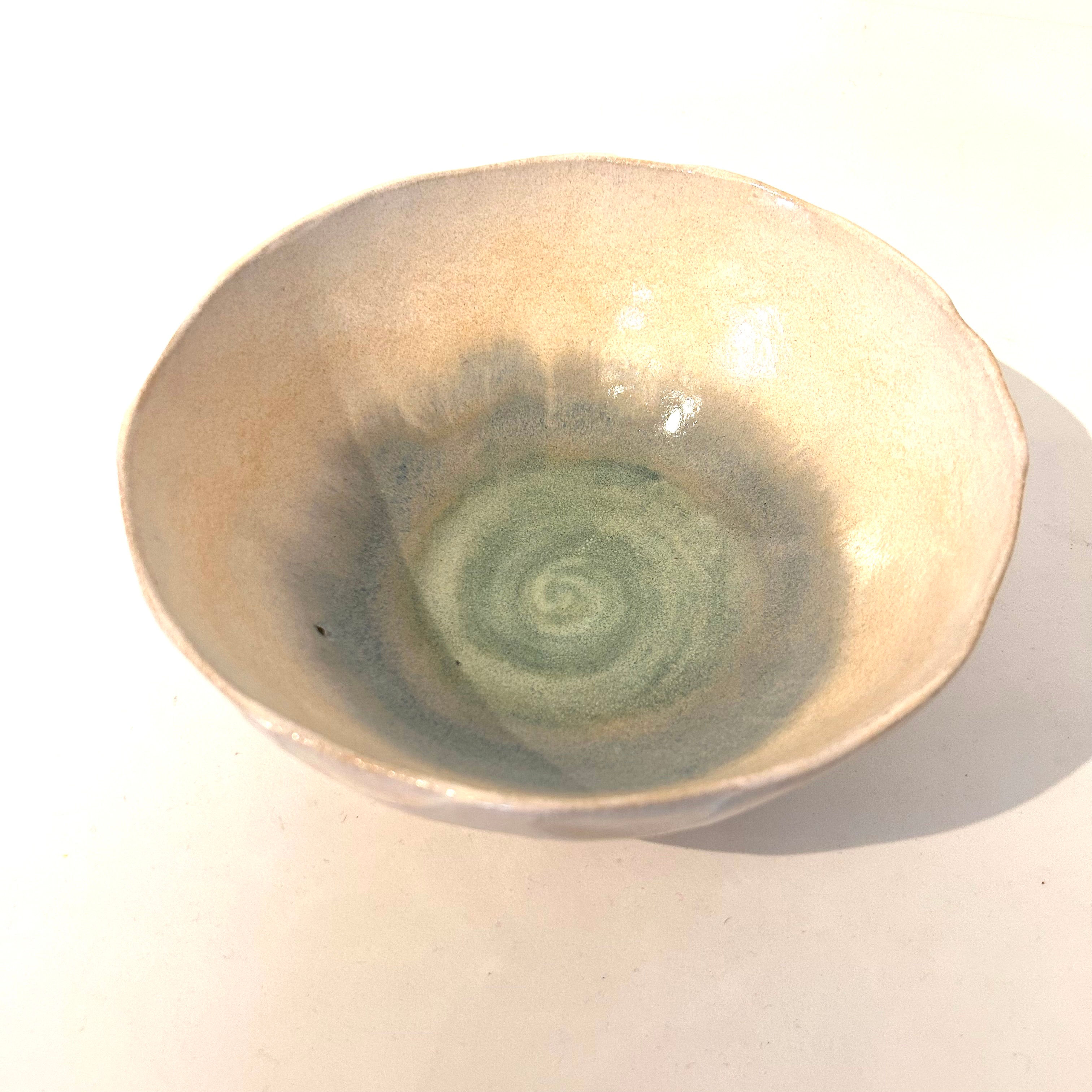 Hvit keramikkskål med grønnblå bunn