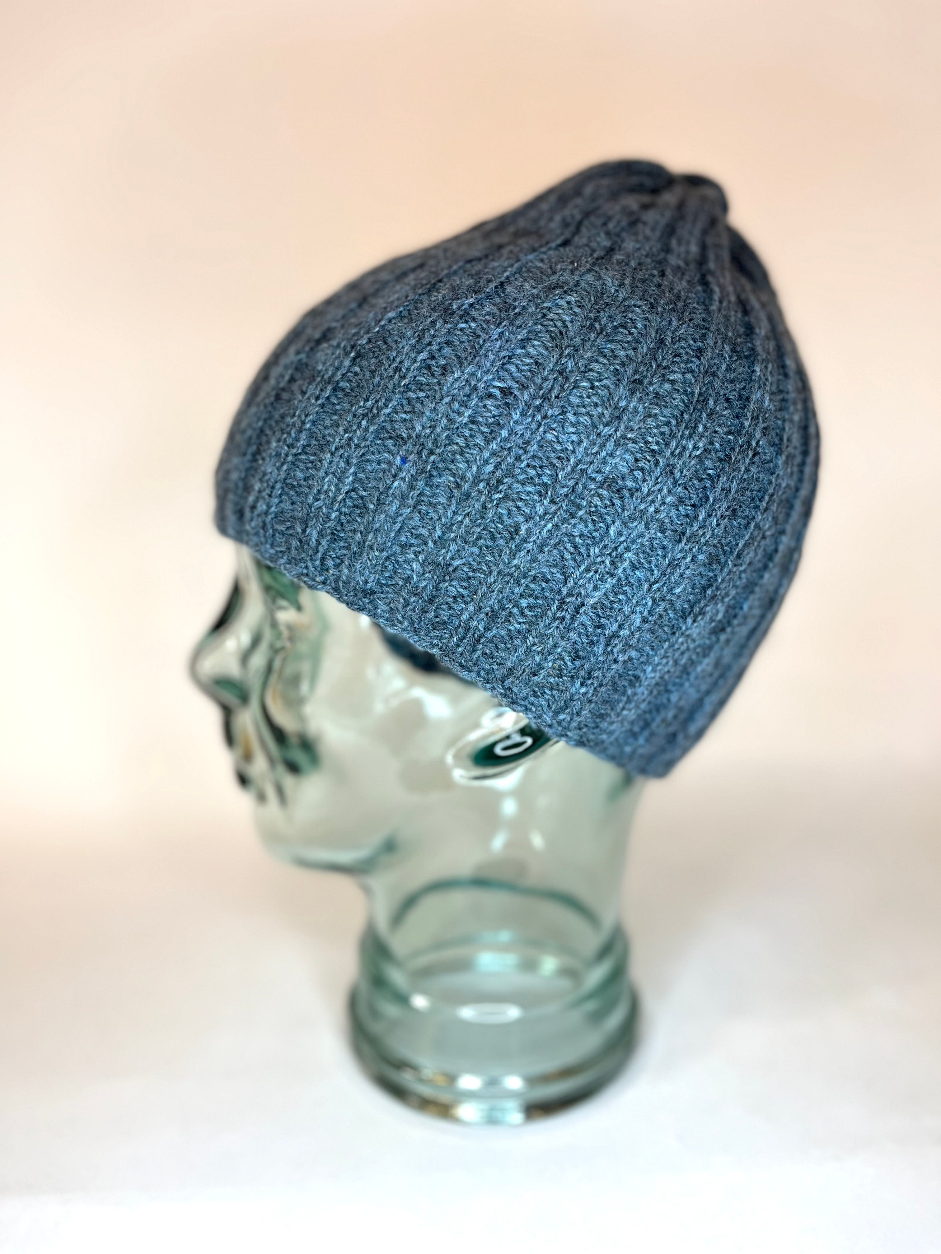 Blågrå ribbestrikket lue