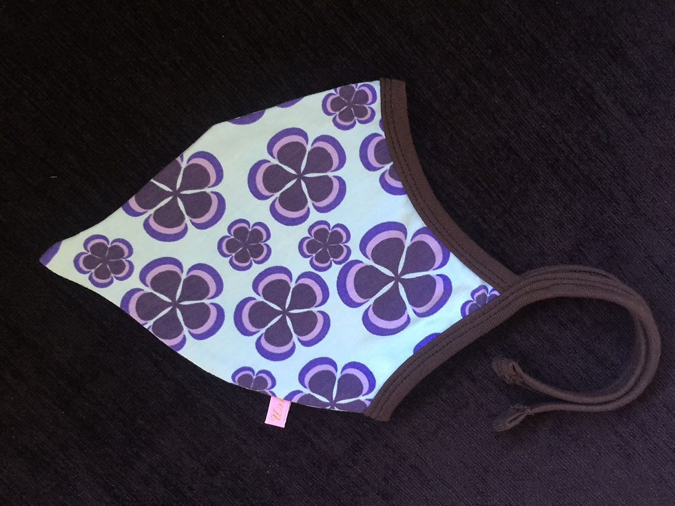 Blå babylue med retroblomster. Knyting under haka og med spiss på toppen. Håndlaget av Urk!