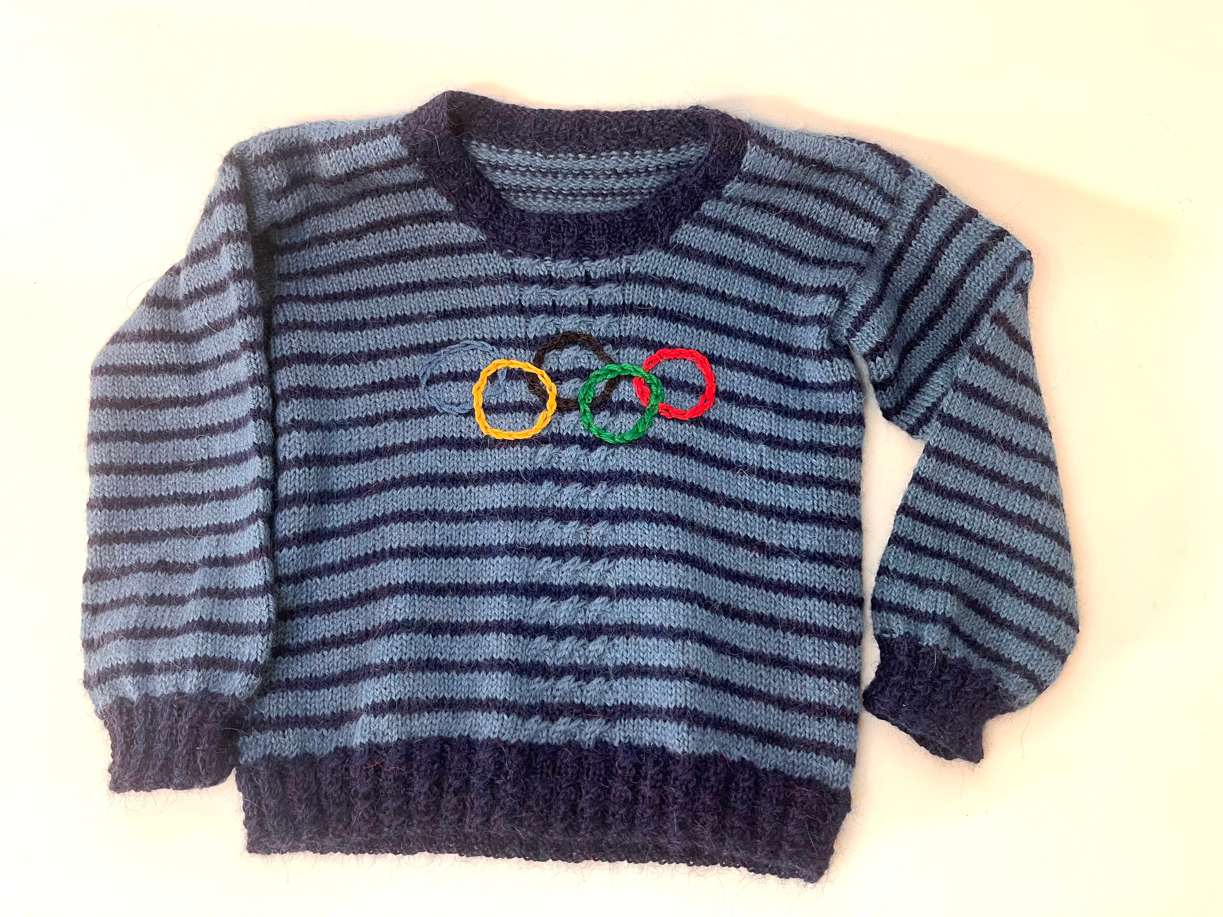 Strikket barnegenser med broderte OL-ringer
