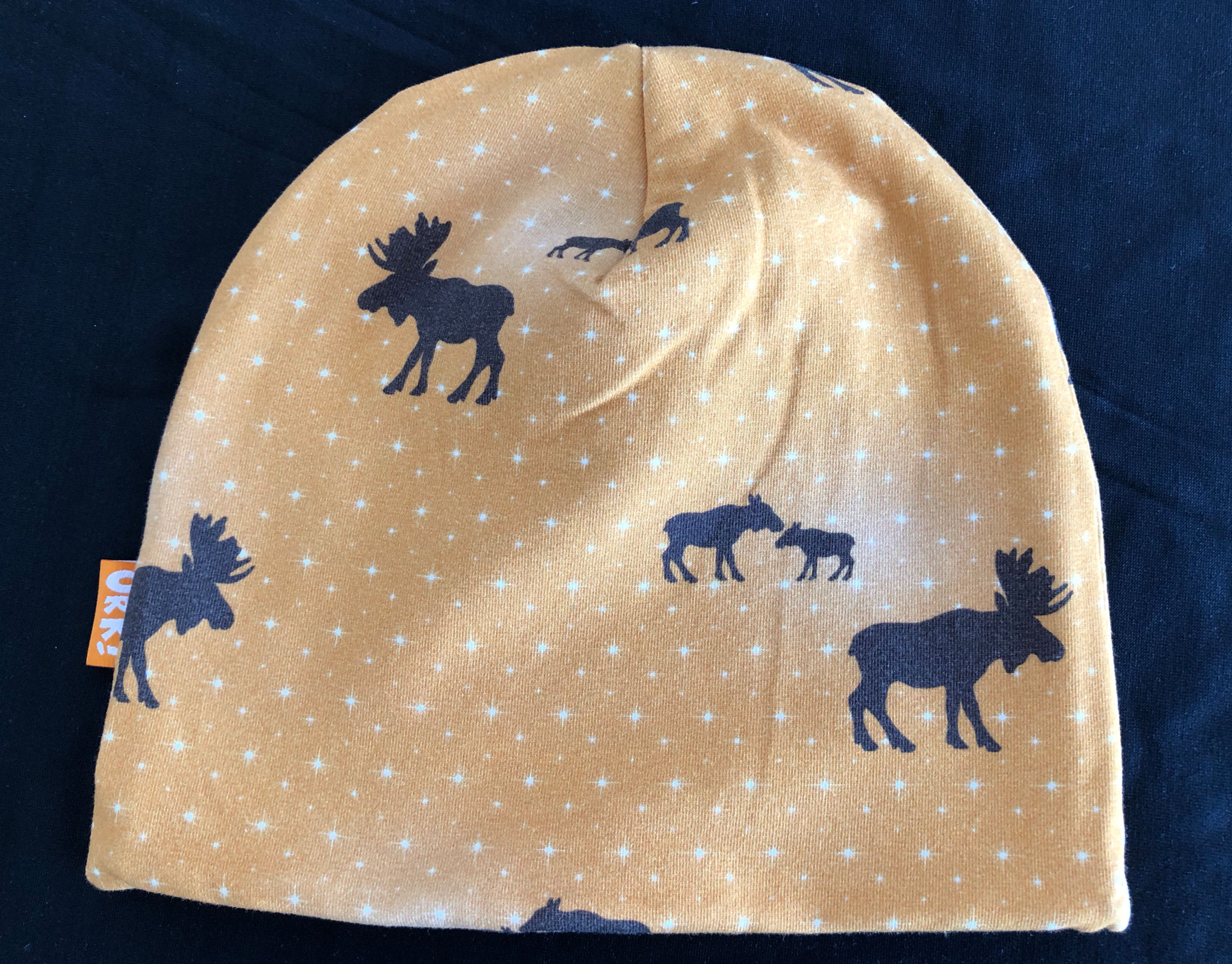 Sennepsgul barnelue med elg, foret med fleece. Varm, unik og fargerik. Håndlaget av Urk!