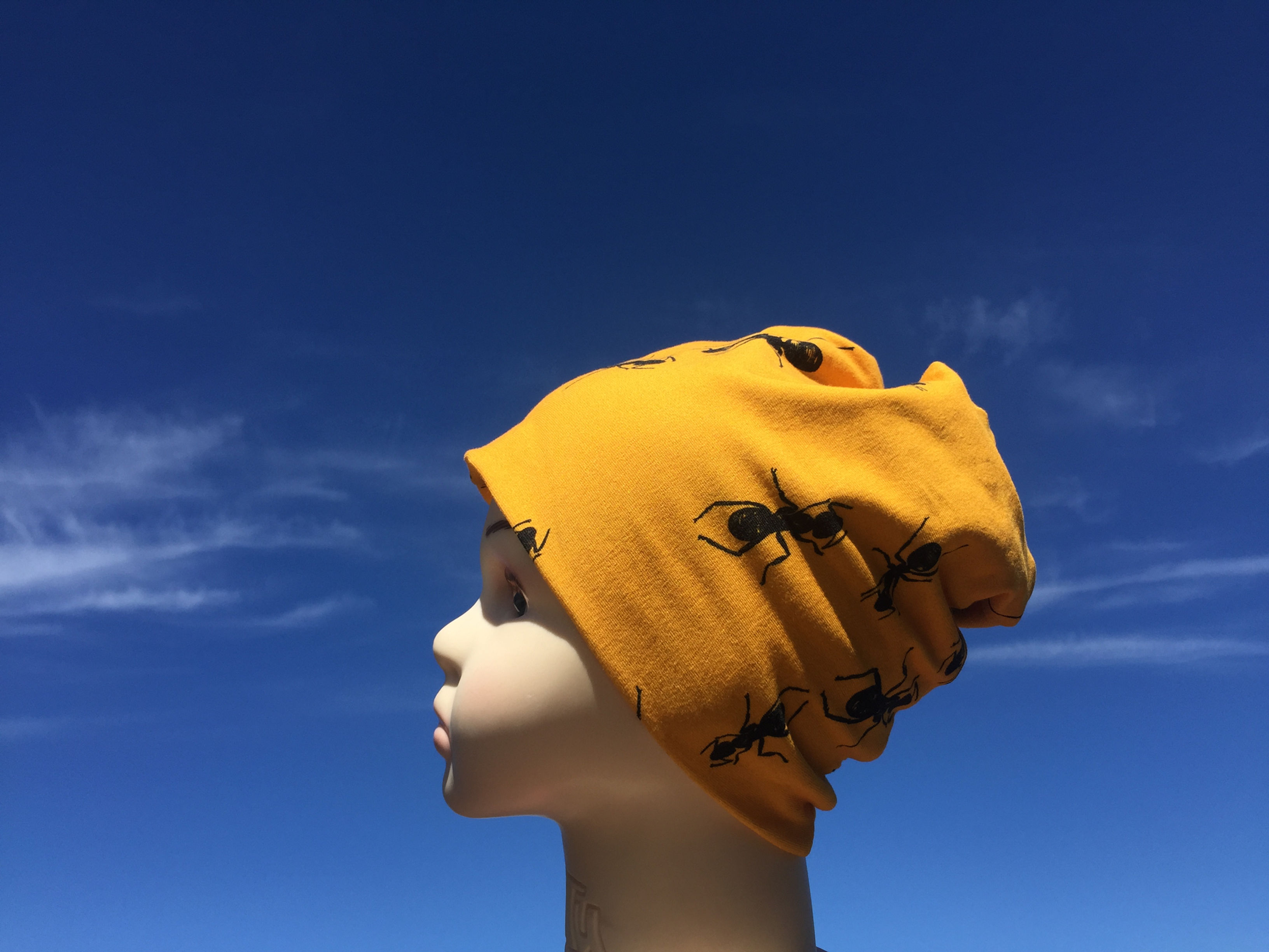 Gul lue med maur. Unike, fargerike barneklær og luer håndlaget av Urk!