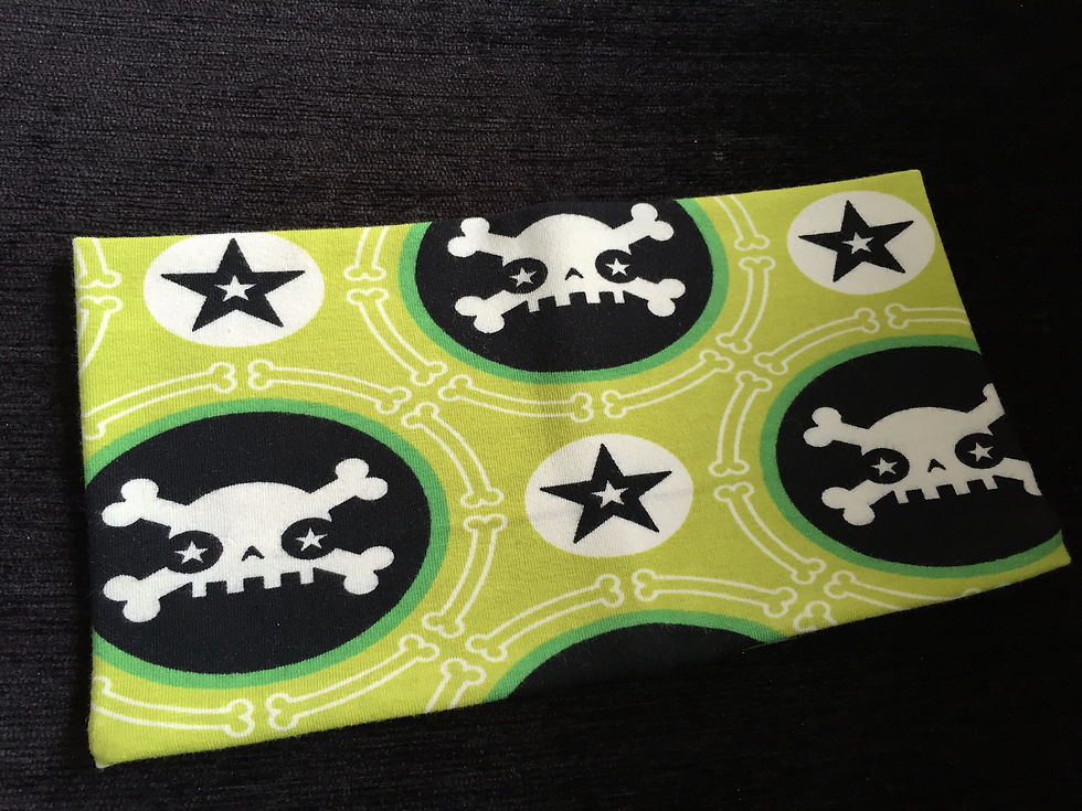 Lysegrønt pannebånd med hodeskaller. Unike, fargerike barneklær og luer håndlaget av Urk!