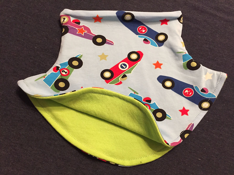 Lyseblå hals med racerbiler. Foret med myk ull fra Janus. Håndlaget av Urk!