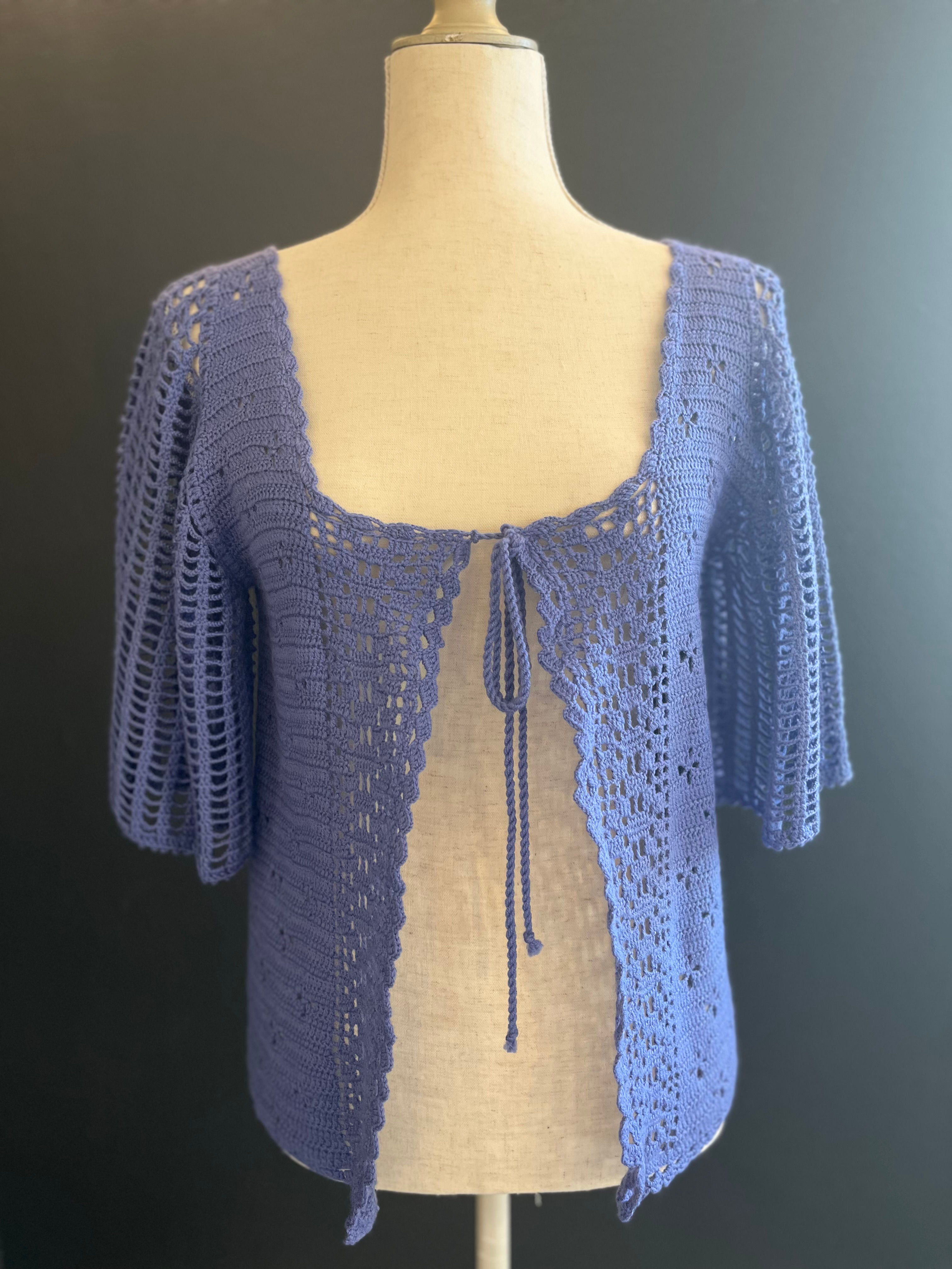 Lilla jakke med hullmønster