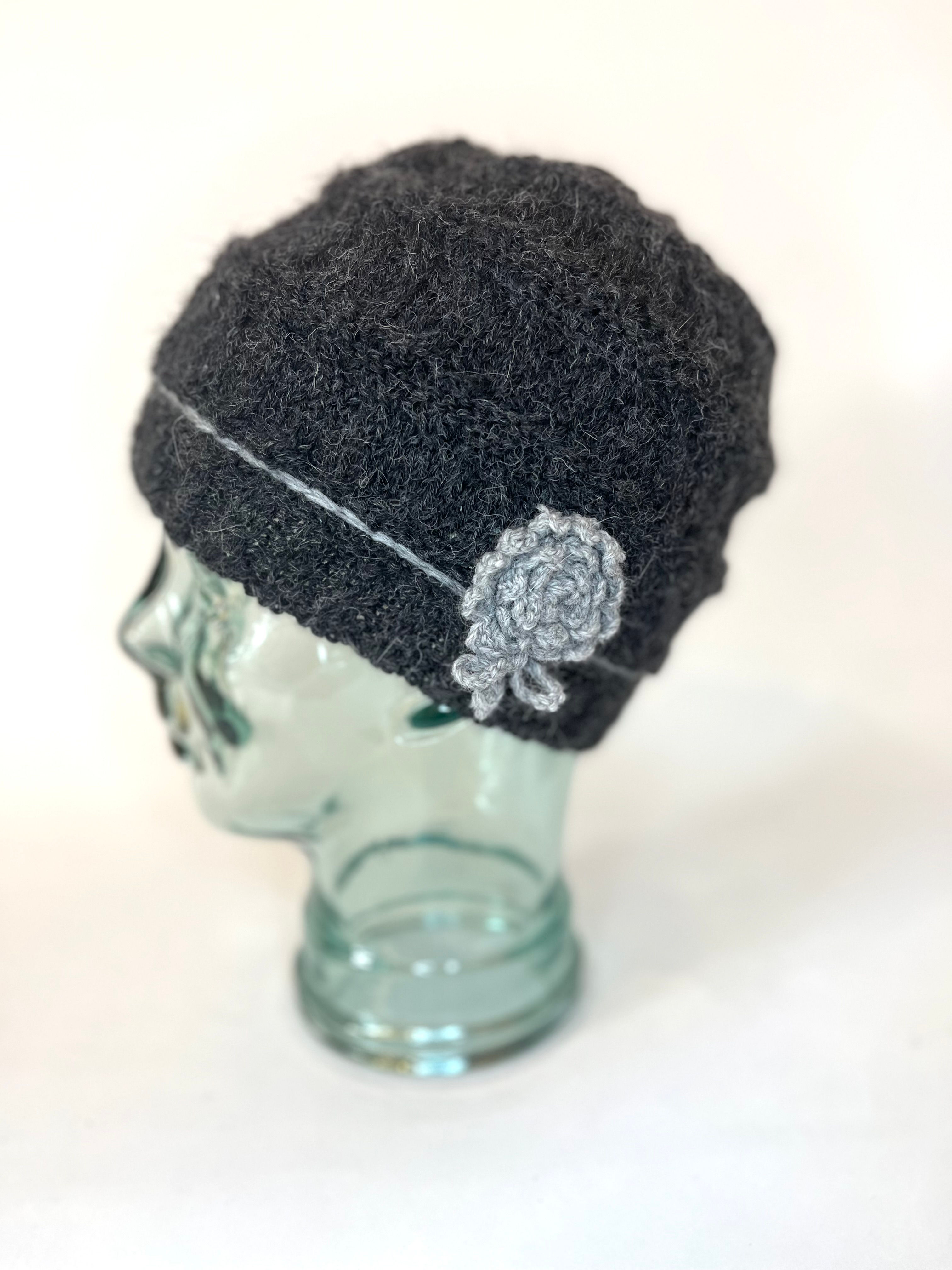 Mørkegrå lue med blomst