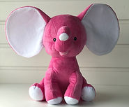 Rosa elefant med navn og fødselsdato. Navnebamse. Fødselsbamse. Elefant med personlig trykk. Bamse med trykk. Elefant med trykk på ørene. Bamse med personlig tekst.