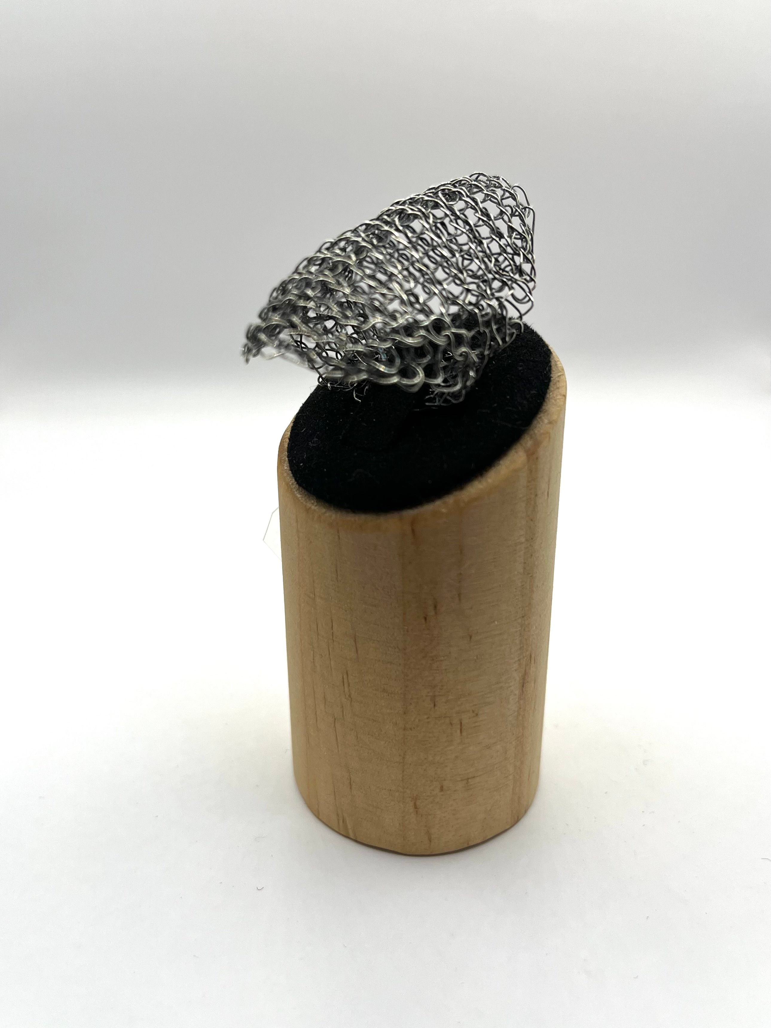 Heklet ring av oksidert sølv