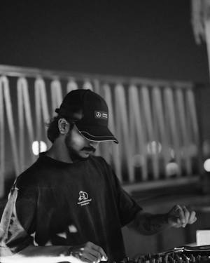 Mahi Groove in a cap, playing a DJ set