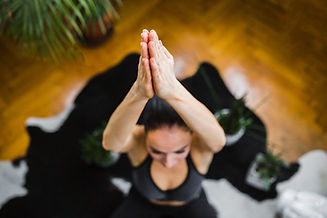 arriba-mujer-borrosa-meditando.jpg