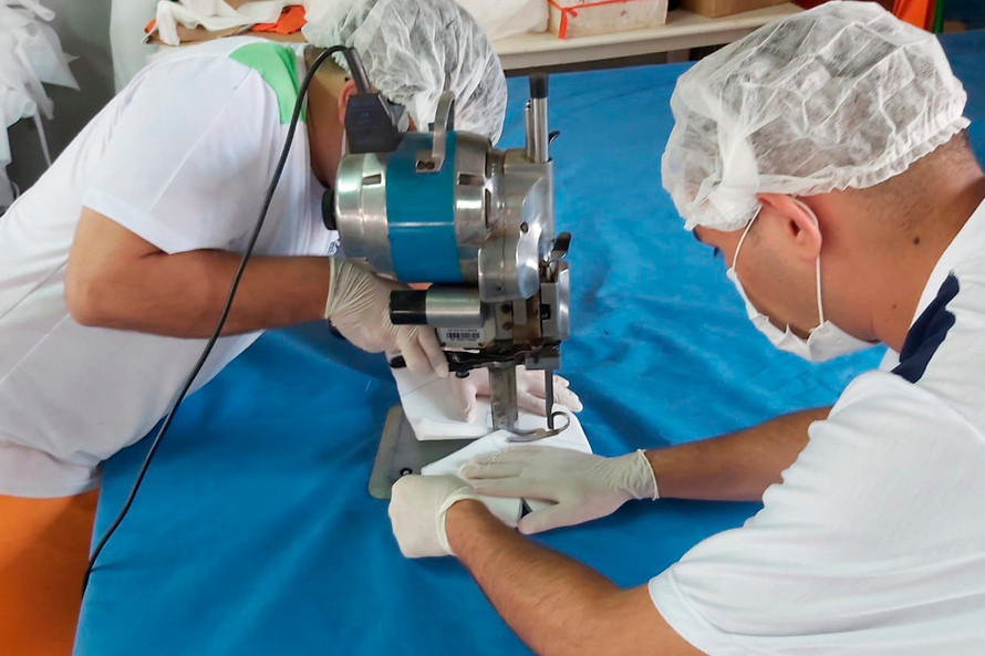 Presos já produziram 69 mil máscaras no Paraná