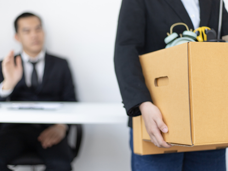 Patrão demitindo funcionário