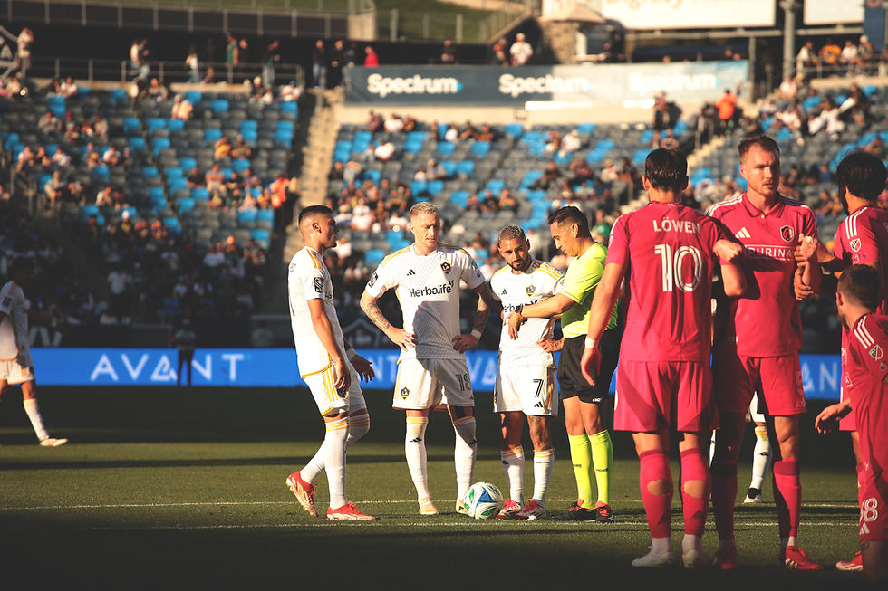 Pec, Reus and Fegundez setting up to take freekick