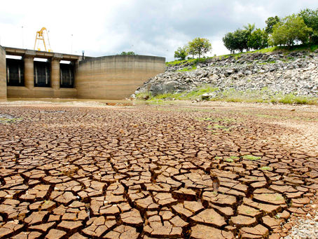 Economize água! Os reservatórios estão diminuindo sem chuvas. A Prefeitura de Senador Canedo alerta.