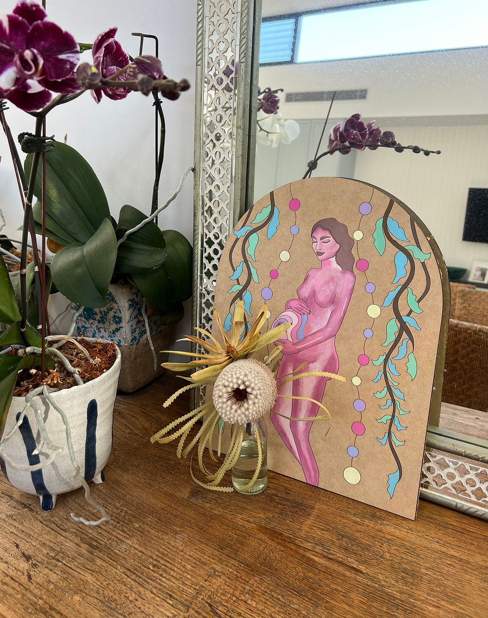Engraved wooden colouring-in board featuring the elegant outline of a pregnant woman surrounded by flowing, floral, and celestial elements. The design is hand-drawn and invites mindful, creative colouring. Ideal for Mother’s Day or as a thoughtful gift for expecting mums.