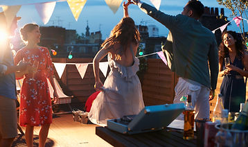 Party auf dem Dach im Freien