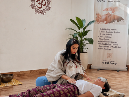 Reiki healing session for anxiety and stress at AARAK School of Sacred Healing Arts in Rishikesh, India.