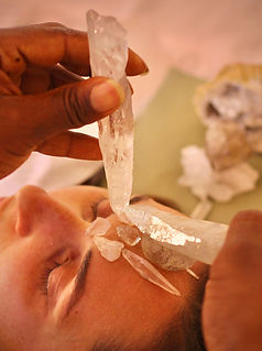 aarak-school-crystal-healing-master-teacher-course-practitioner-placing-quartz-crystals-on-client