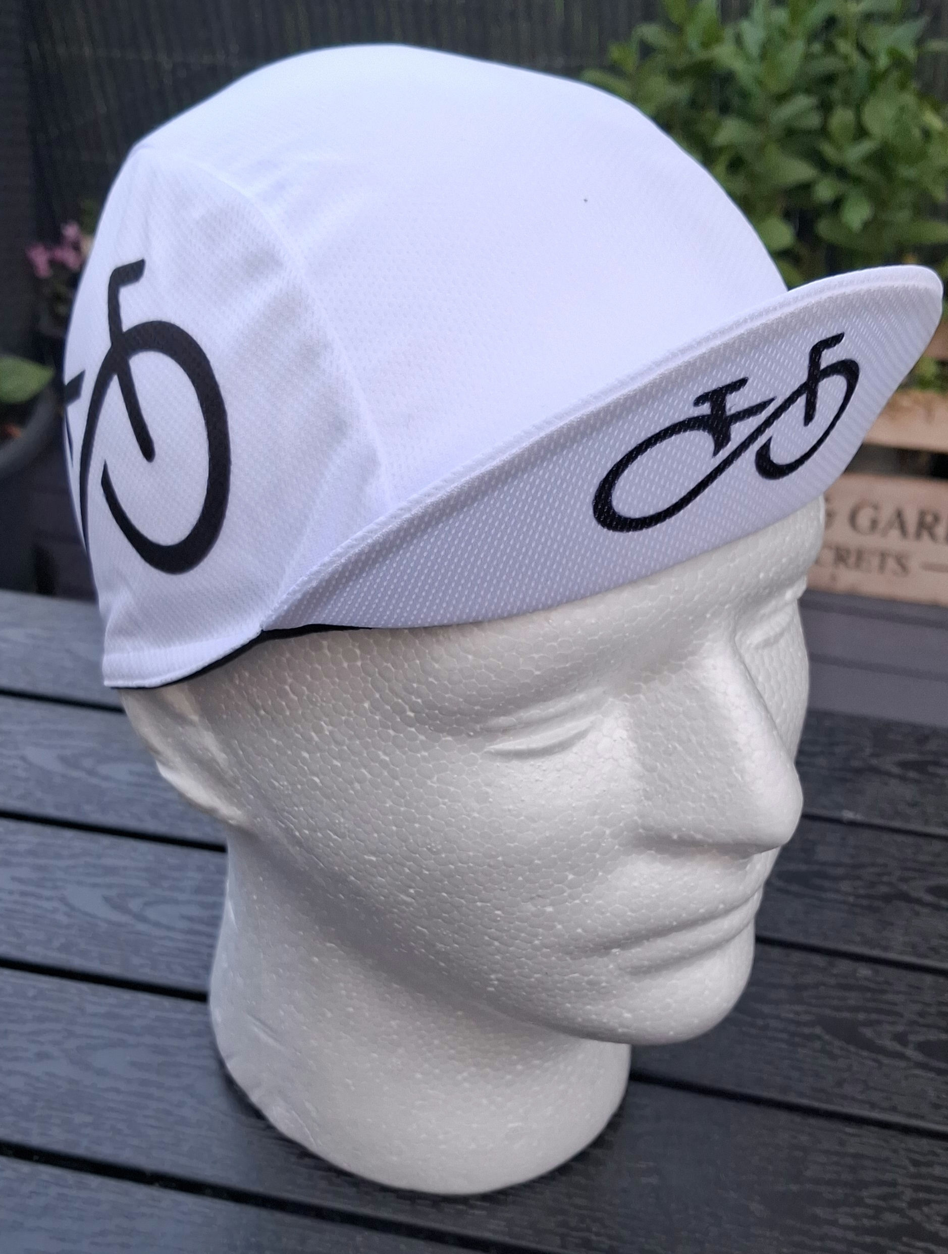 UNISEX rychleschnoucí kšiltovka pod helmu bíločerná