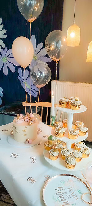 Babyshower opdækning i en af de private lokaler på Livingstone. Her er både kage og ballonger, der sætter stemningen for den perfekte fejring ved Sortedam Sø i hjertet af København