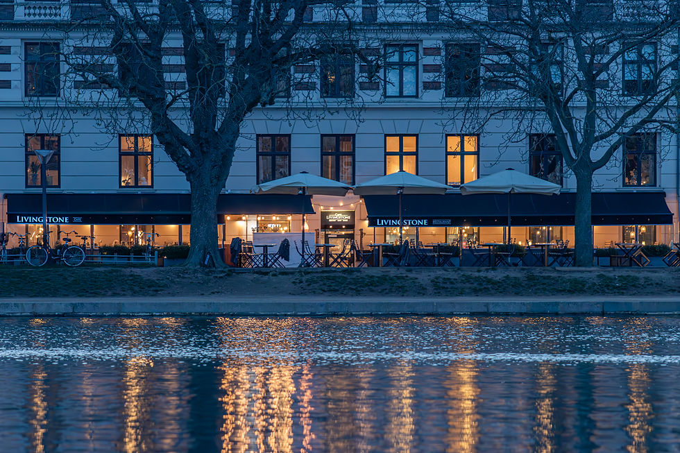 Livingstone CPH set fra modsatte bred af Sortedam Sø i hjertet af København. Der er smukke reflektioner i vandet i det blå aftenskær (Blue hour photography)