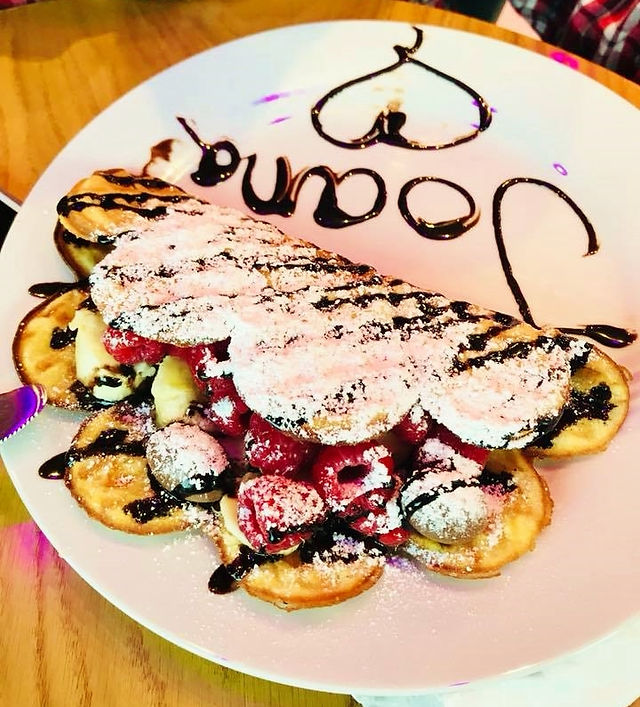 Frische Waffeln mit Früchten