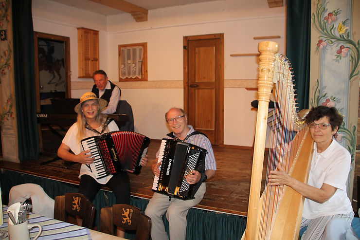 Musiker mit Harfe und Akkordeon