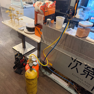 抓码柜氟利昂泄漏查漏。